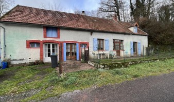 Country house for sale on 3,520 m² of wooded land