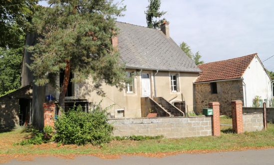 Te renoveren landhuis in het hart van een gehucht in de Arroux-vallei