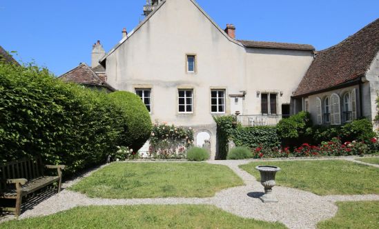 Ancienne maison Canoniale idéalement située en plein coeur historique avec jardin à la française