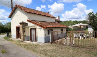 Small vacation home for sale in the Drée valley