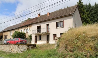 Country house for sale opening onto a small hillside