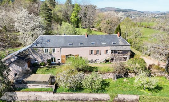 Authentic farmhouse in the heart of the Morvan park on over 3 ha of woods, park, meadow and orchard