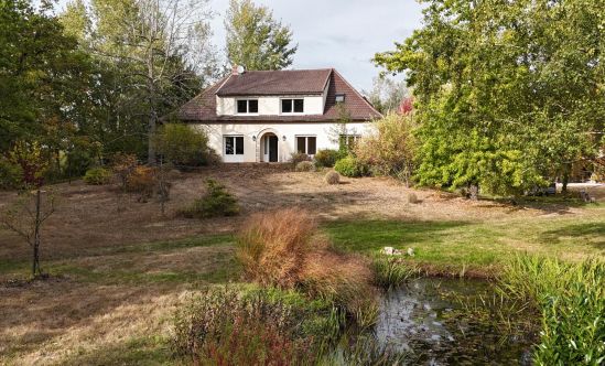 Huis te koop op 1 ha 58 a met bijgebouwen en zwembad
