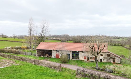 Perfectly renovated farmhouse for sale in a quiet location on 1415 m² of land