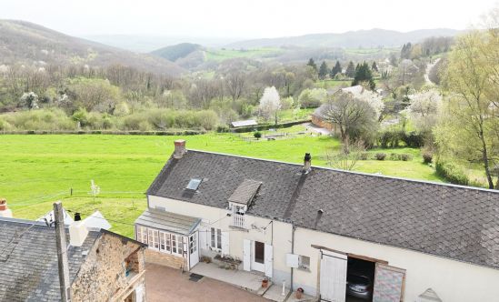 Oude boerderij en bijgebouwen te koop op 1 ha 53 met open uitzicht