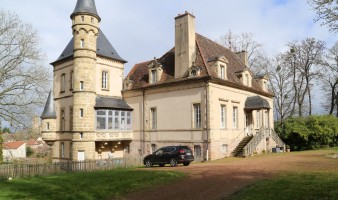 Bel appartement atypique à vendre dans un château ISMH du XVIIème
